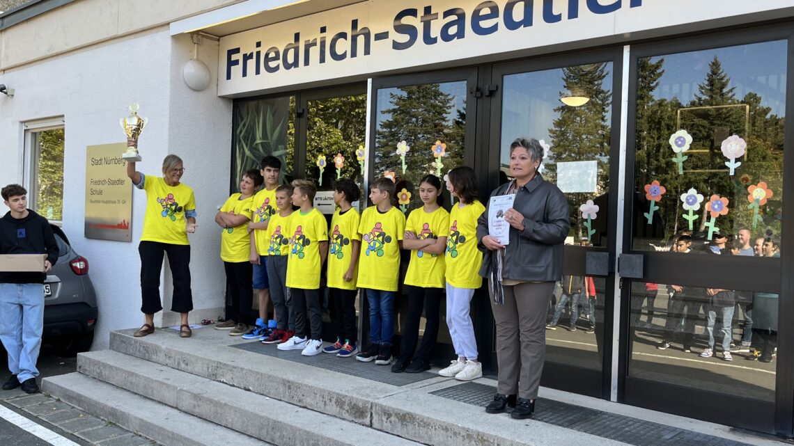 Schulmannschaft der 6. Klasse gewinnt beim Nürnberger Street Soccer Cup den Fairness Cup